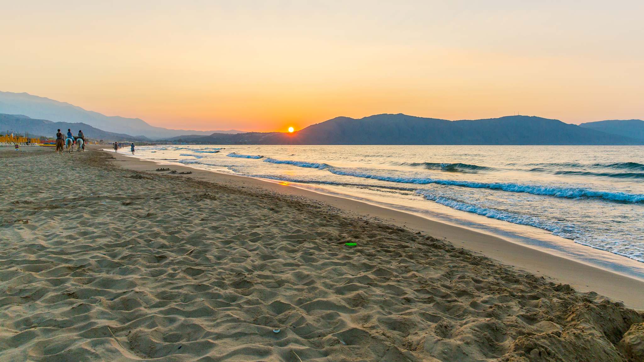 Ein Sandstrand bei Sonnenuntergang